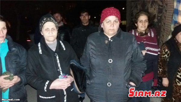 Hövsan sakinləri çadır qurdular: “Binamız başımıza uçur” FOTOLAR Hövsan sakinləri çadır qurdular: “Binamız başımıza uçur” FOTOLAR