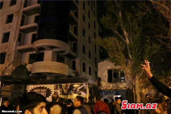 Sökülən binanın sakinləri yolu bağladı – Yasamalda etiraz + FOTOLAR Sökülən binanın sakinləri yolu bağladı – Yasamalda etiraz + FOTOLAR