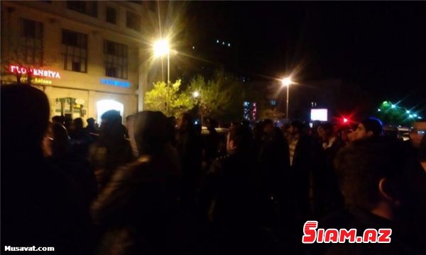 Sökülən binanın sakinləri yolu bağladı – Yasamalda etiraz + FOTOLAR Sökülən binanın sakinləri yolu bağladı – Yasamalda etiraz + FOTOLAR