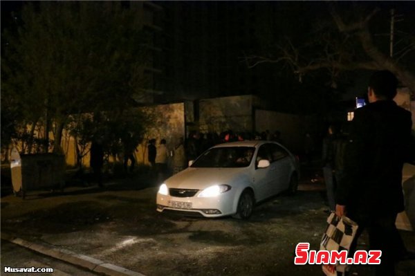 Sökülən binanın sakinləri yolu bağladı – Yasamalda etiraz + FOTOLAR Sökülən binanın sakinləri yolu bağladı – Yasamalda etiraz + FOTOLAR