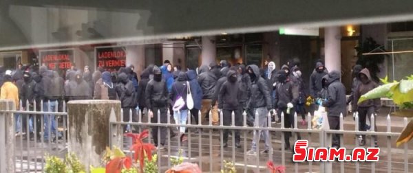 Avropanın göbəyində “Ərdoğana ölüm” şüarları : Maskalı bir qrup Türkiyə konsulluğuna hücum etdi , polis müdaxiləyə ehtiyac duymadı (Foto) Avropanın göbəyində “Ərdoğana ölüm” şüarları : Maskalı bir qrup Türkiyə konsulluğuna hücum etdi , polis müdaxiləyə ehtiyac duymadı (Foto)