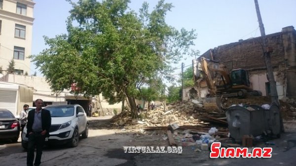 “Azəravtoyol” Bakının mərkəzində sakinləri hədələyərək evindən köçürür “Azəravtoyol” Bakının mərkəzində sakinləri hədələyərək evindən köçürür