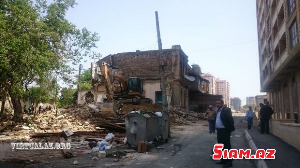 “Azəravtoyol” Bakının mərkəzində sakinləri hədələyərək evindən köçürür “Azəravtoyol” Bakının mərkəzində sakinləri hədələyərək evindən köçürür