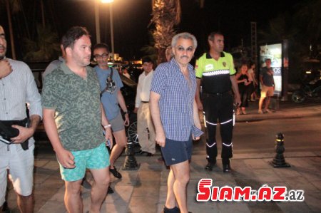 Əlində təsbeh, 40 mühafizəçi ilə küçələri gəzdi: Heç kəs kim olduğunu bilmədi - FOTOLAR Əlində təsbeh, 40 mühafizəçi ilə küçələri gəzdi: Heç kəs kim olduğunu bilmədi - FOTOLAR