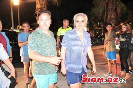 Əlində təsbeh, 40 mühafizəçi ilə küçələri gəzdi: Heç kəs kim olduğunu bilmədi - FOTOLAR Əlində təsbeh, 40 mühafizəçi ilə küçələri gəzdi: Heç kəs kim olduğunu bilmədi - FOTOLAR
