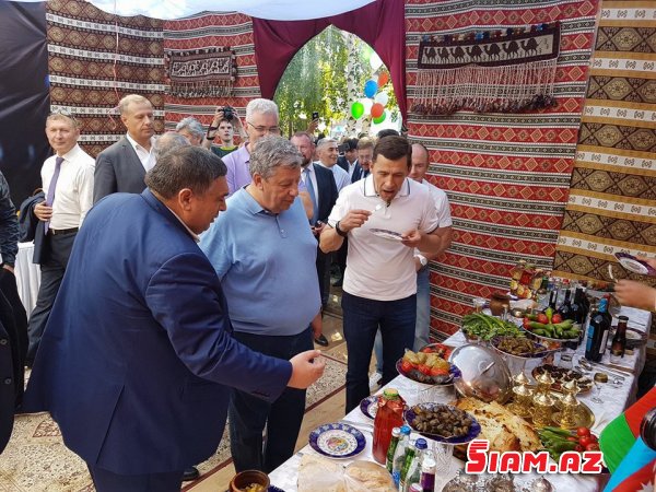 Rus qubernator Yekaterinburqda yallı getdi - FOTO Rus qubernator Yekaterinburqda yallı getdi - FOTO