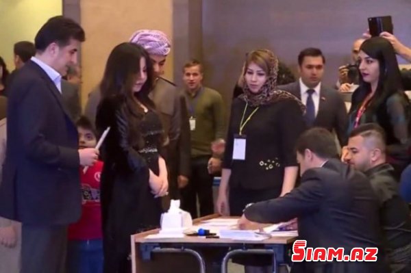 Bərzaninin arvadı geyimi ilə referenduma damğa vurdu (FOTOLAR) Bərzaninin arvadı geyimi ilə referenduma damğa vurdu (FOTOLAR)