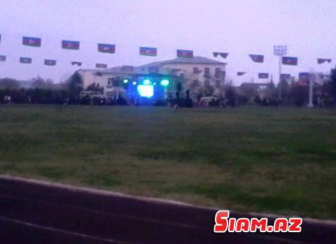 Beyləqanın icra başçısı Bayraq Günü konsertində rəzalətə imza atdı - Fotolar Beyləqanın icra başçısı Bayraq Günü konsertində rəzalətə imza atdı - Fotolar