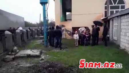 Məktəbi bağlanmış kəndin sakinləri “təzyiqlərlə üzləşdiklərini” deyirlər Məktəbi bağlanmış kəndin sakinləri “təzyiqlərlə üzləşdiklərini” deyirlər