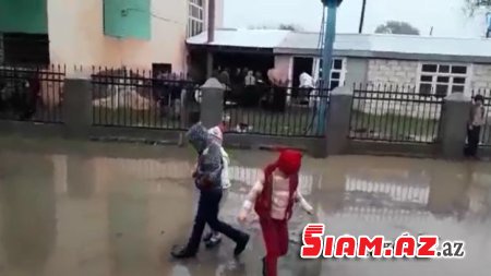 Məktəbi bağlanmış kəndin sakinləri “təzyiqlərlə üzləşdiklərini” deyirlər Məktəbi bağlanmış kəndin sakinləri “təzyiqlərlə üzləşdiklərini” deyirlər