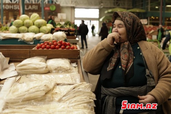 Domino oynayan satıcılar, 50 qəpiyə sarımsaq, 20 manata qoz... (REPORTAJ) Domino oynayan satıcılar, 50 qəpiyə sarımsaq, 20 manata qoz... (REPORTAJ)