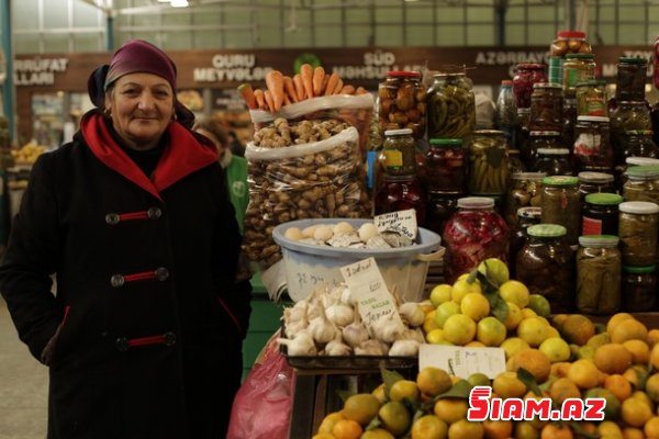 Domino oynayan satıcılar, 50 qəpiyə sarımsaq, 20 manata qoz... (REPORTAJ) Domino oynayan satıcılar, 50 qəpiyə sarımsaq, 20 manata qoz... (REPORTAJ)