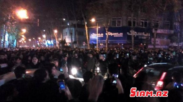 İranda kütləvi etirazlar: 13 şəhər ayağa qalxdı - Foto İranda kütləvi etirazlar: 13 şəhər ayağa qalxdı - Foto