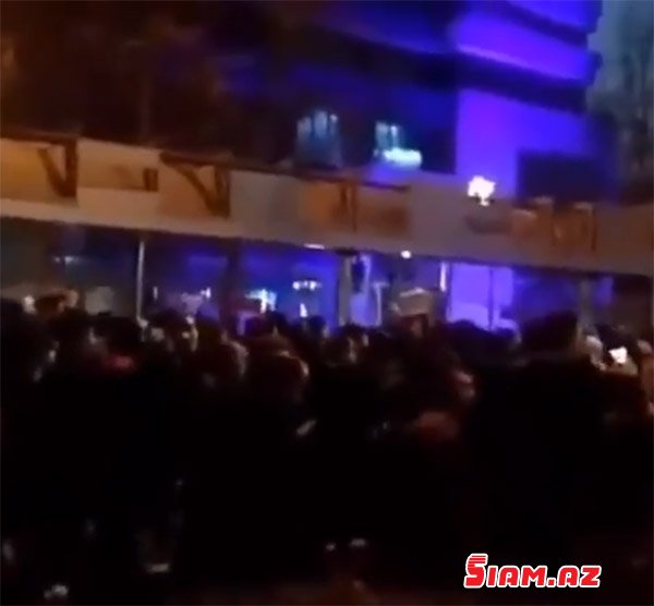 İranda etiraz aksiyaları yenidən alovlandı - FOTOLAR İranda etiraz aksiyaları yenidən alovlandı - FOTOLAR